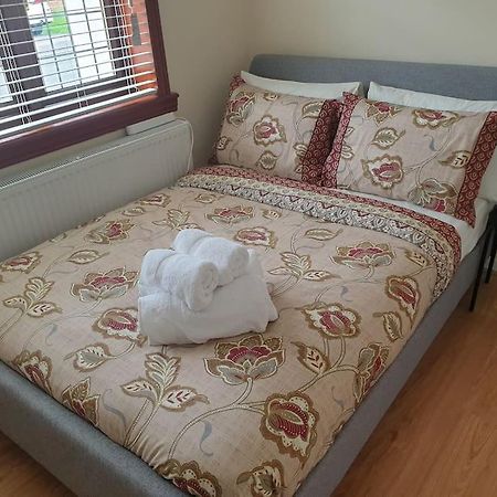 London Luxury 6 Bedroom Family House Sleeps 12 People Parking For 4 Cars Close To Tube. Chigwell Ngoại thất bức ảnh