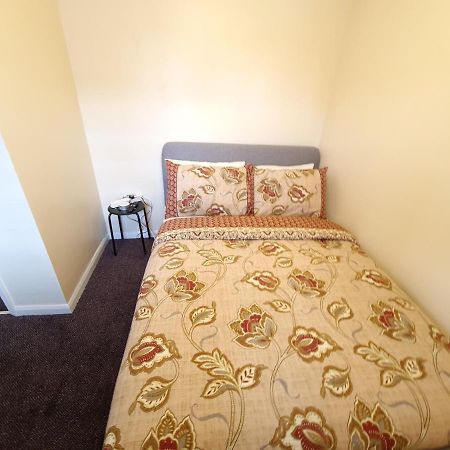 London Luxury 6 Bedroom Family House Sleeps 12 People Parking For 4 Cars Close To Tube. Chigwell Ngoại thất bức ảnh