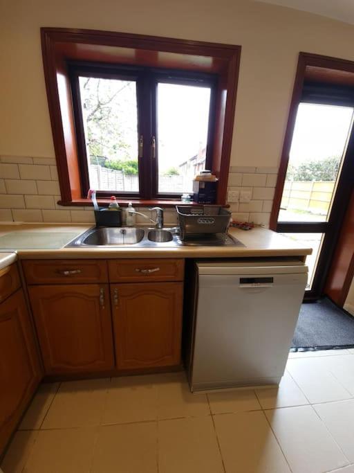 London Luxury 6 Bedroom Family House Sleeps 12 People Parking For 4 Cars Close To Tube. Chigwell Ngoại thất bức ảnh