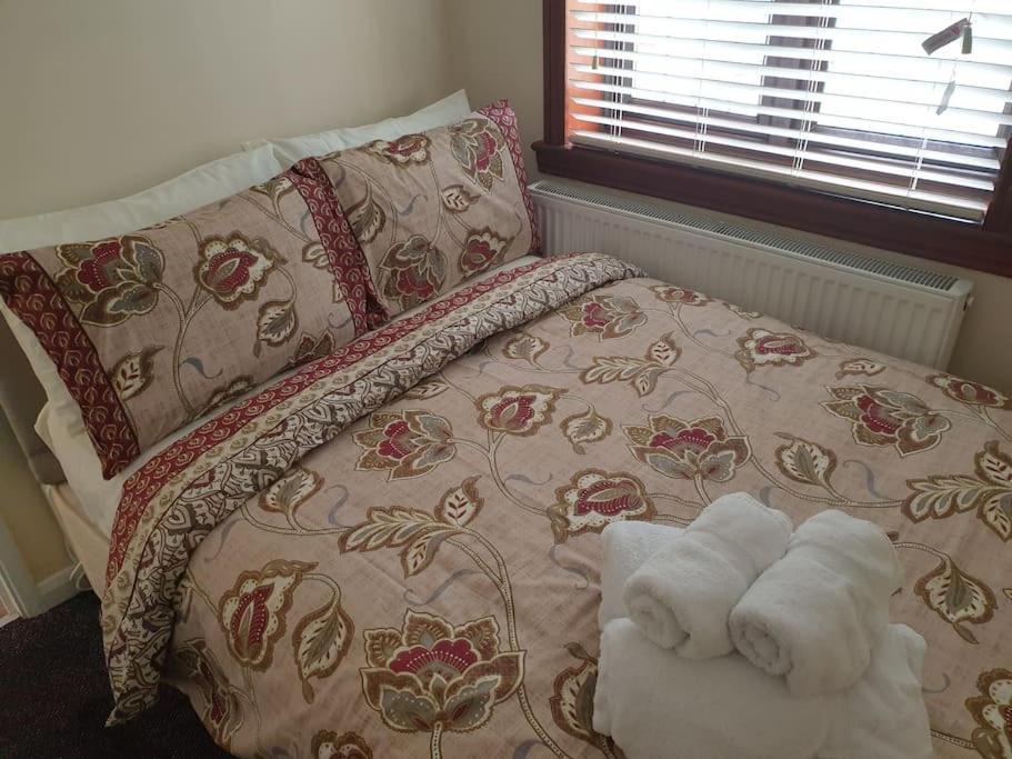 London Luxury 6 Bedroom Family House Sleeps 12 People Parking For 4 Cars Close To Tube. Chigwell Ngoại thất bức ảnh