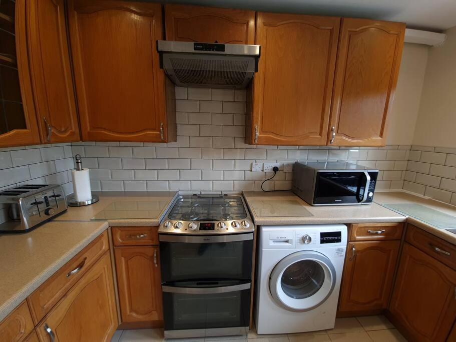 London Luxury 6 Bedroom Family House Sleeps 12 People Parking For 4 Cars Close To Tube. Chigwell Ngoại thất bức ảnh