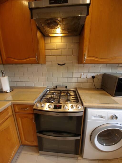 London Luxury 6 Bedroom Family House Sleeps 12 People Parking For 4 Cars Close To Tube. Chigwell Ngoại thất bức ảnh