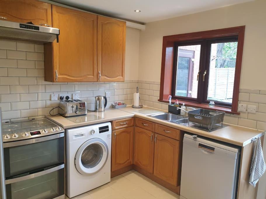 London Luxury 6 Bedroom Family House Sleeps 12 People Parking For 4 Cars Close To Tube. Chigwell Ngoại thất bức ảnh