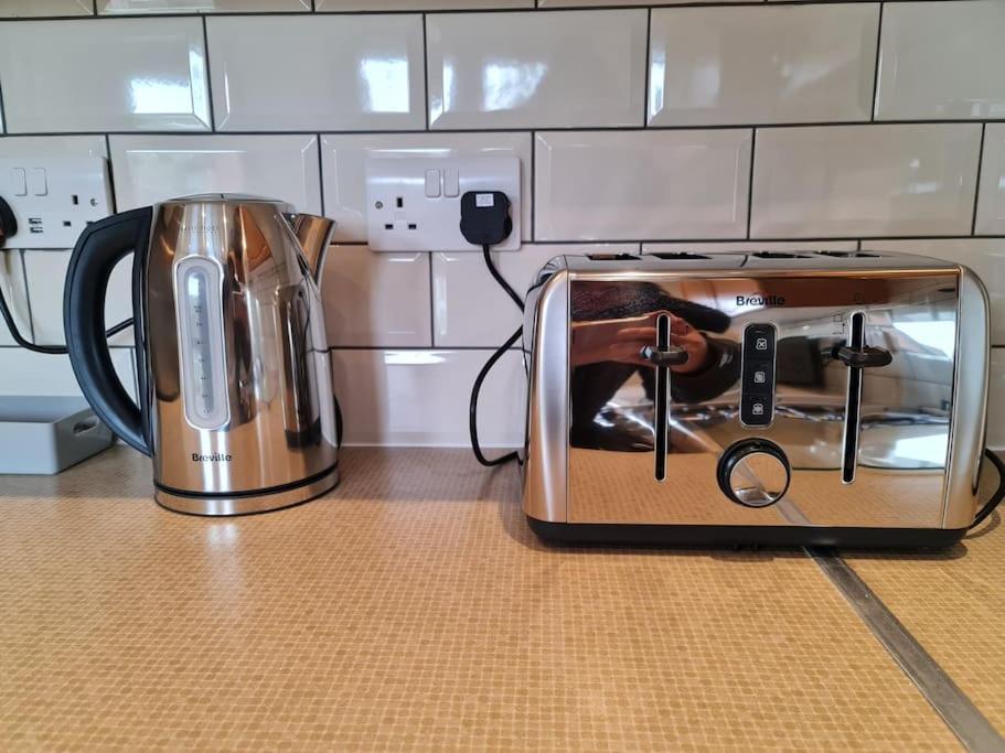 London Luxury 6 Bedroom Family House Sleeps 12 People Parking For 4 Cars Close To Tube. Chigwell Ngoại thất bức ảnh