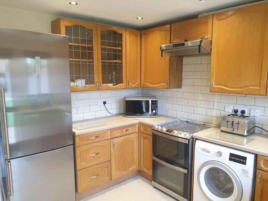London Luxury 6 Bedroom Family House Sleeps 12 People Parking For 4 Cars Close To Tube. Chigwell Ngoại thất bức ảnh