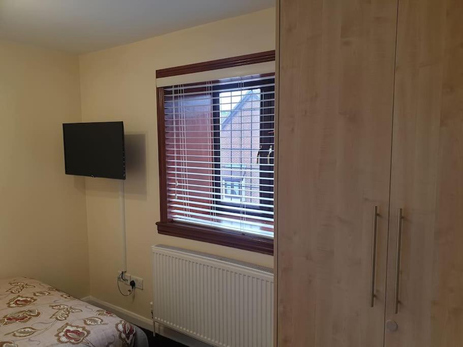 London Luxury 6 Bedroom Family House Sleeps 12 People Parking For 4 Cars Close To Tube. Chigwell Ngoại thất bức ảnh