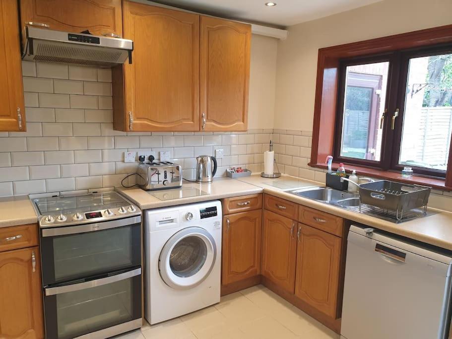 London Luxury 6 Bedroom Family House Sleeps 12 People Parking For 4 Cars Close To Tube. Chigwell Ngoại thất bức ảnh