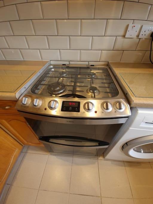 London Luxury 6 Bedroom Family House Sleeps 12 People Parking For 4 Cars Close To Tube. Chigwell Ngoại thất bức ảnh