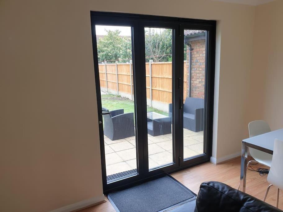 London Luxury 6 Bedroom Family House Sleeps 12 People Parking For 4 Cars Close To Tube. Chigwell Ngoại thất bức ảnh