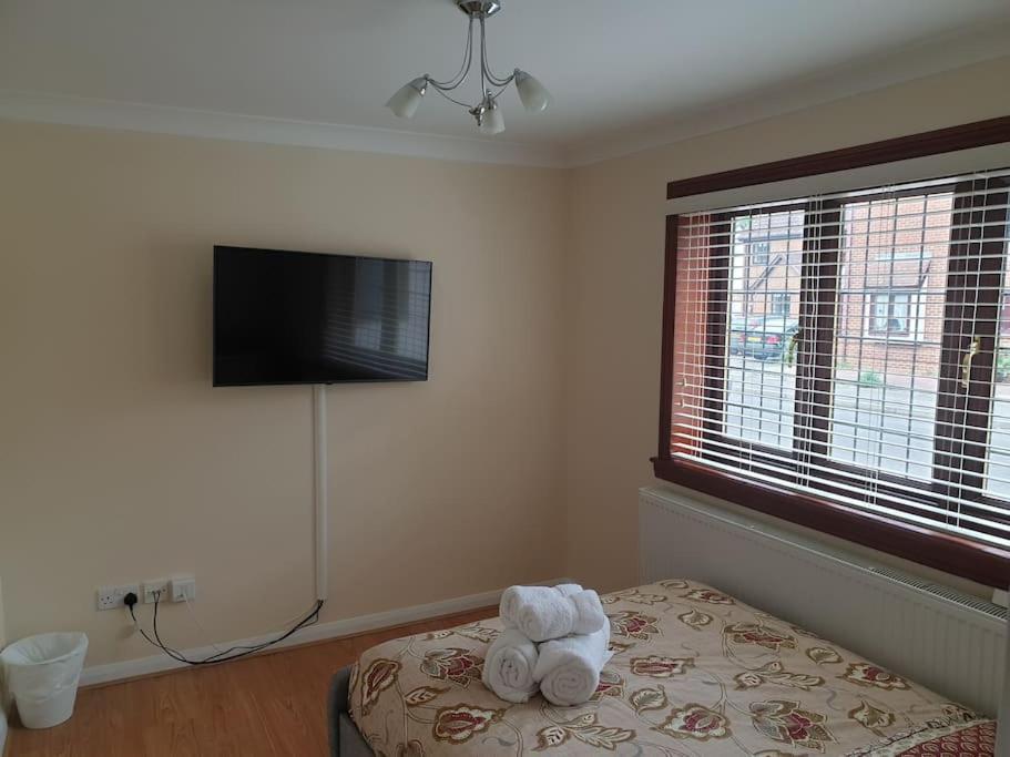 London Luxury 6 Bedroom Family House Sleeps 12 People Parking For 4 Cars Close To Tube. Chigwell Ngoại thất bức ảnh