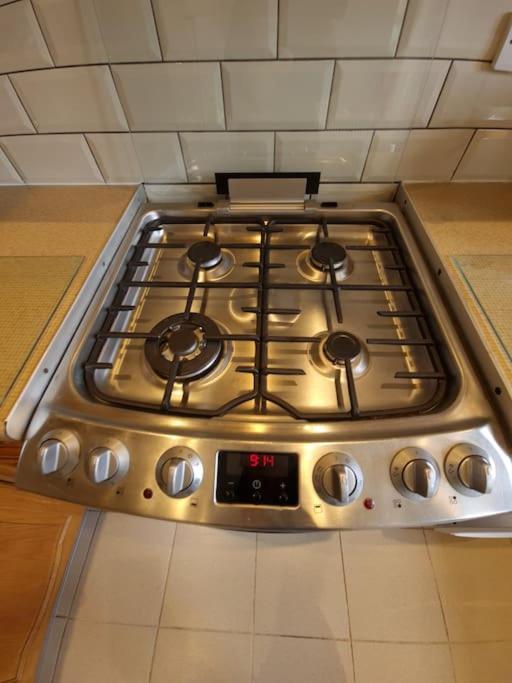 London Luxury 6 Bedroom Family House Sleeps 12 People Parking For 4 Cars Close To Tube. Chigwell Ngoại thất bức ảnh