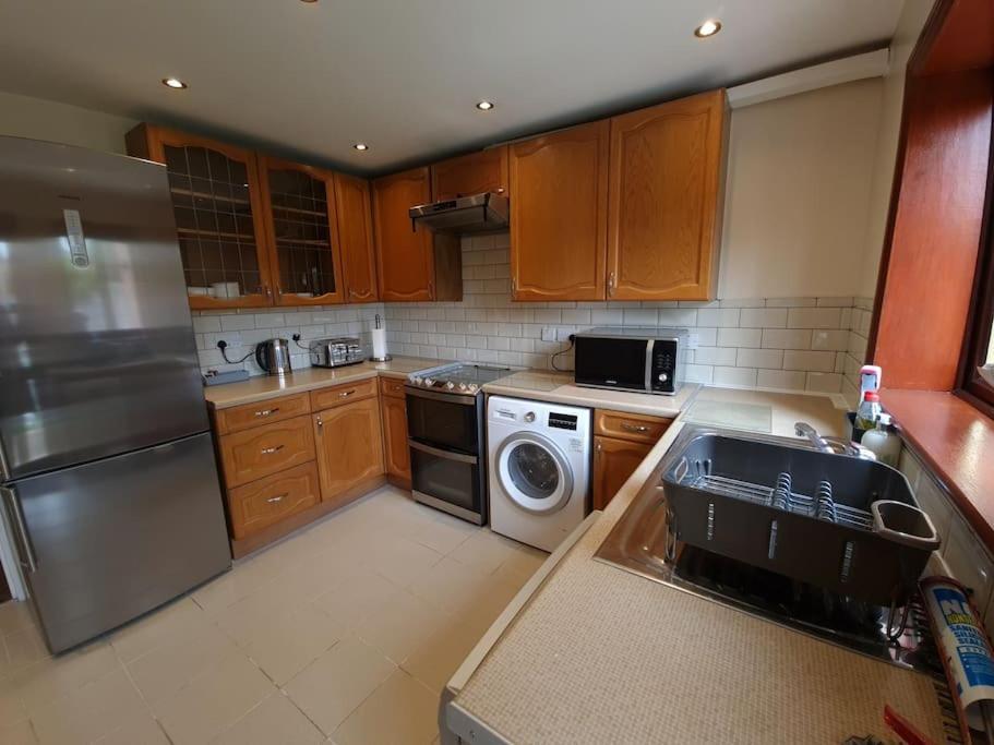 London Luxury 6 Bedroom Family House Sleeps 12 People Parking For 4 Cars Close To Tube. Chigwell Ngoại thất bức ảnh