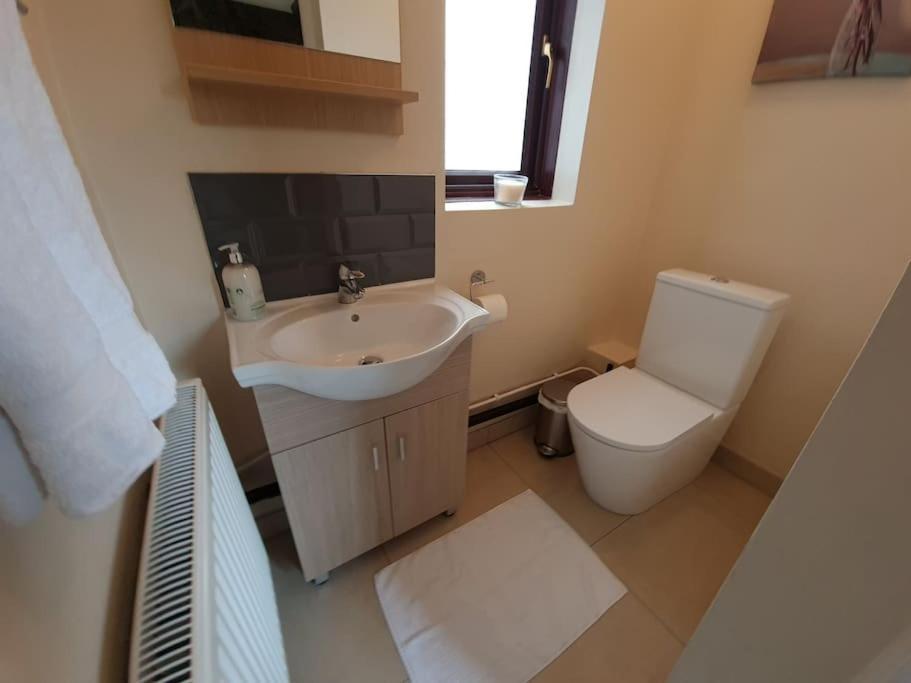 London Luxury 6 Bedroom Family House Sleeps 12 People Parking For 4 Cars Close To Tube. Chigwell Ngoại thất bức ảnh