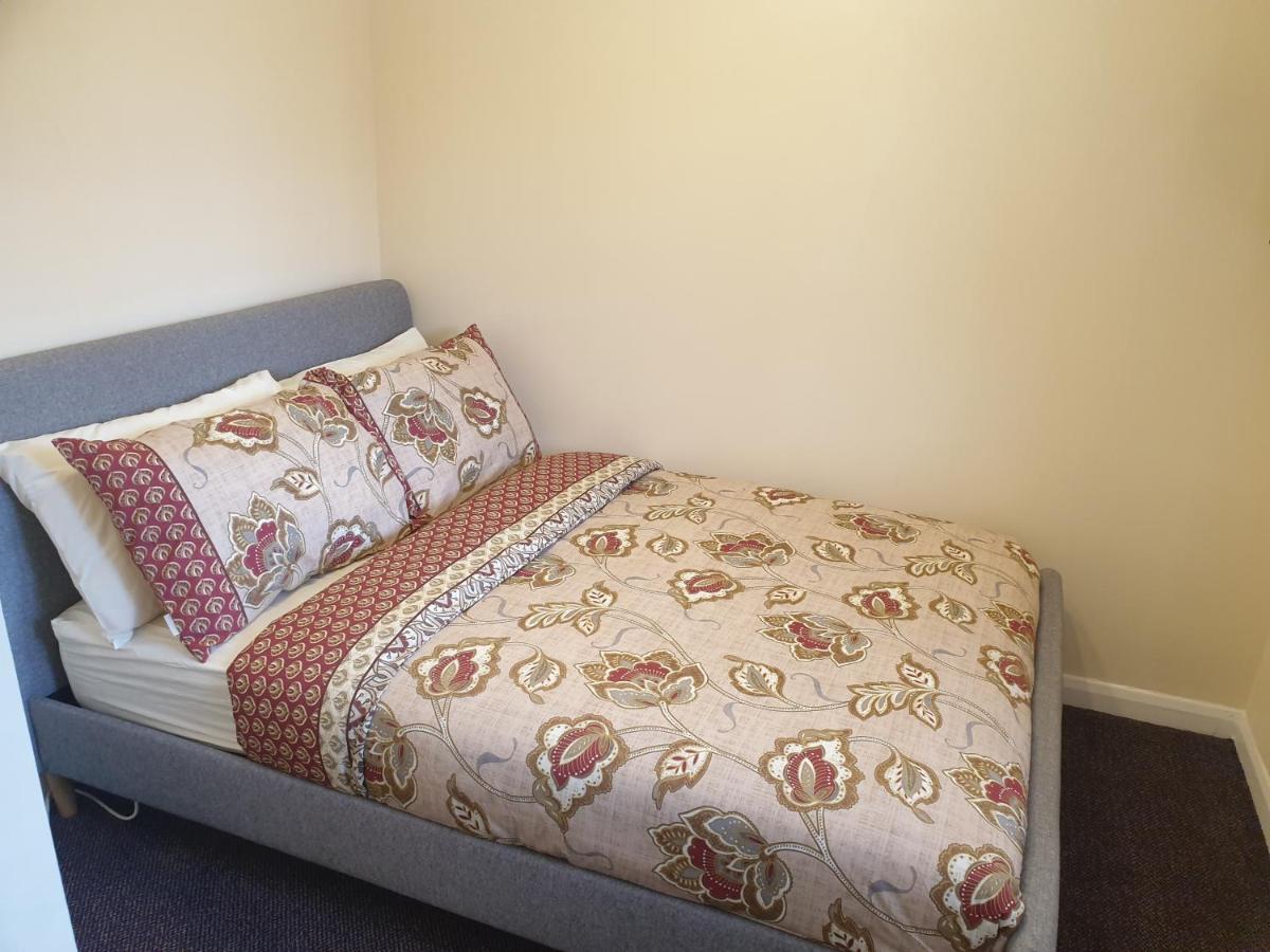 London Luxury 6 Bedroom Family House Sleeps 12 People Parking For 4 Cars Close To Tube. Chigwell Ngoại thất bức ảnh