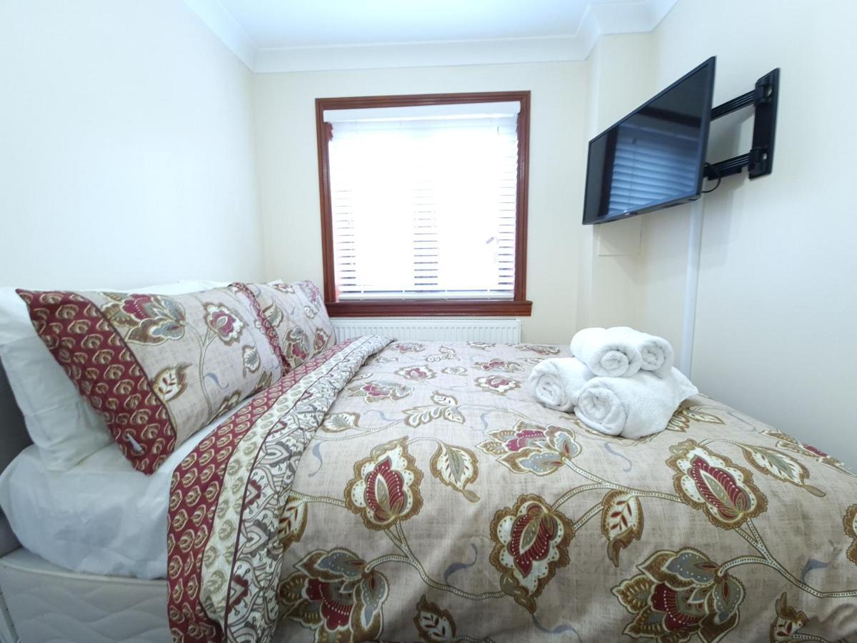 London Luxury 6 Bedroom Family House Sleeps 12 People Parking For 4 Cars Close To Tube. Chigwell Ngoại thất bức ảnh