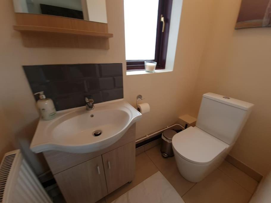 London Luxury 6 Bedroom Family House Sleeps 12 People Parking For 4 Cars Close To Tube. Chigwell Ngoại thất bức ảnh