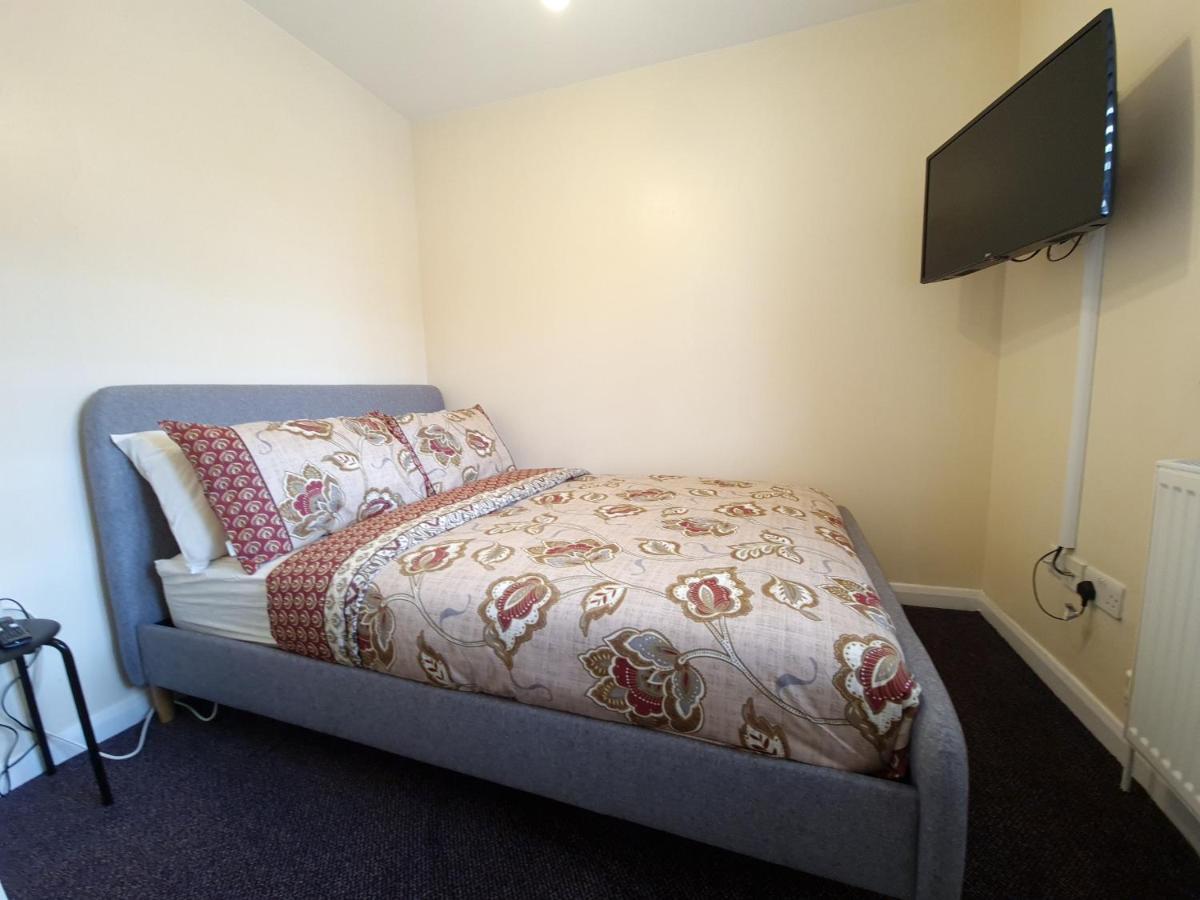 London Luxury 6 Bedroom Family House Sleeps 12 People Parking For 4 Cars Close To Tube. Chigwell Ngoại thất bức ảnh